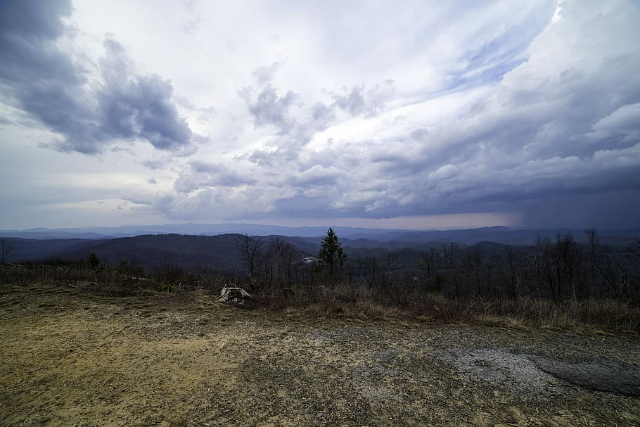 Mountaintop View under heavy clouds at Sassafras Mountain, South Carolina, HD wallpaper