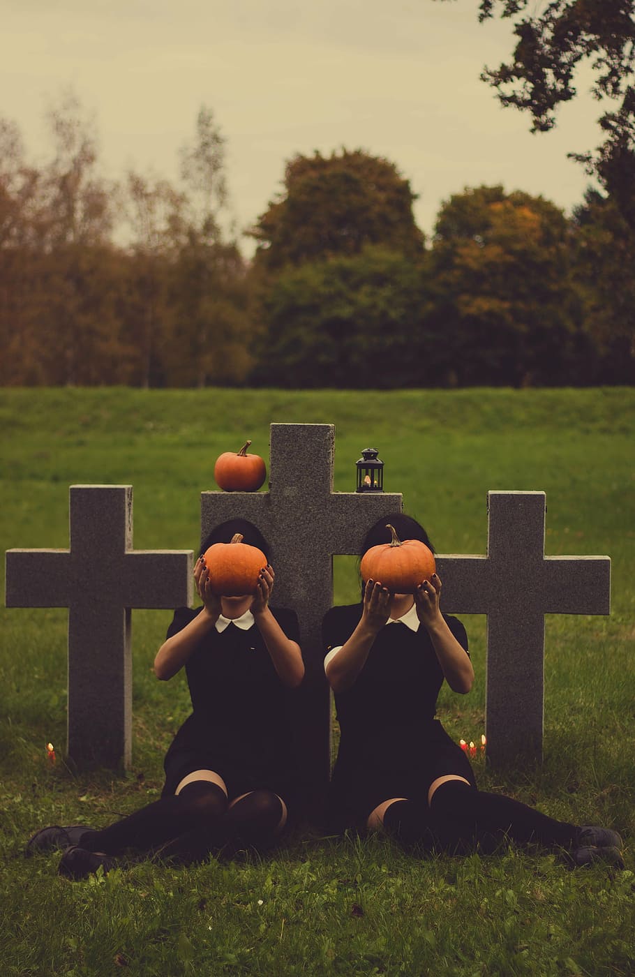 creepy, graves, gravestones, graveyard, halloween, pumpkins HD wallpaper