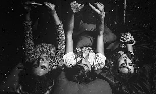 grayscale photo of a group of women, friends, phone, bed, bite HD wallpaper