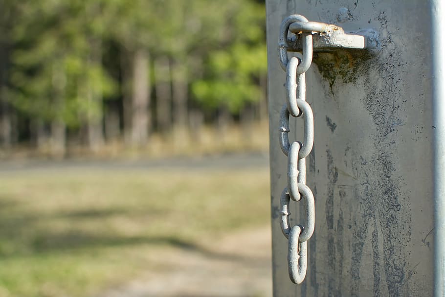 chain, links, post, fence, metal, linked, focus on foreground HD wallpaper