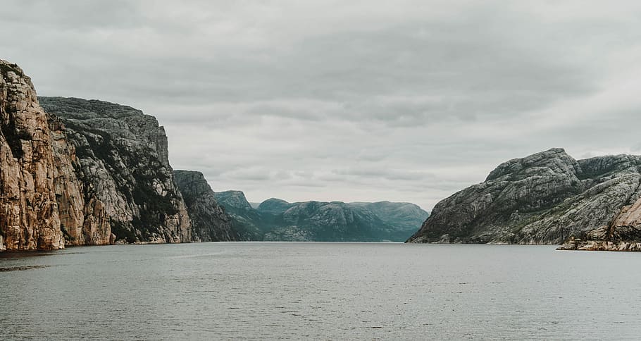 body of water beside brown mountain, mountain and river, fjord HD wallpaper