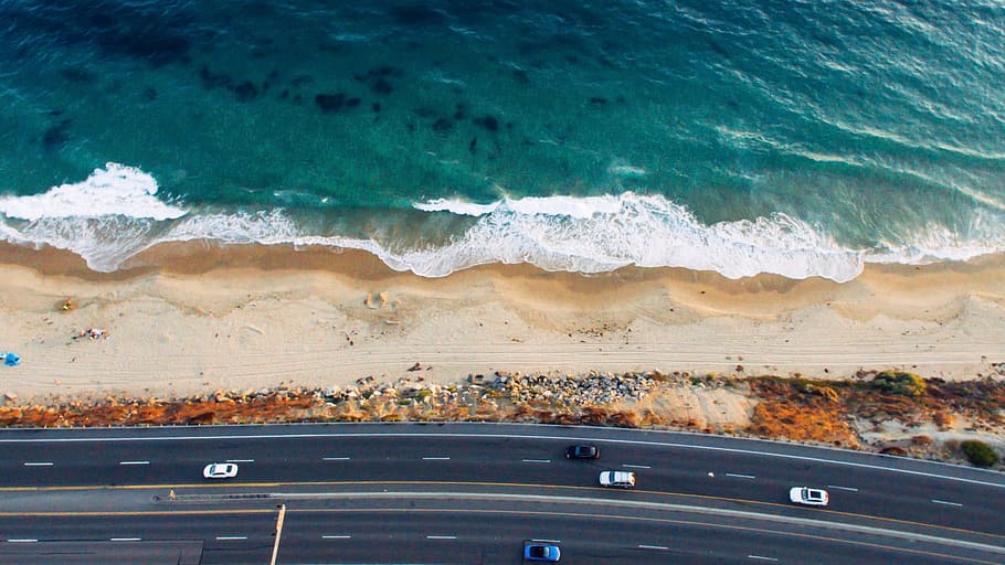 aerial photo of vehicles on road near beach, aerial photography of road beside the beach HD wallpaper