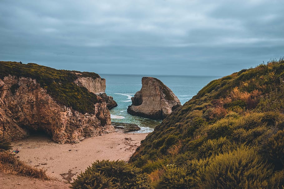 aerial view of body of water near cliff rocks, beach, cloudy HD wallpaper