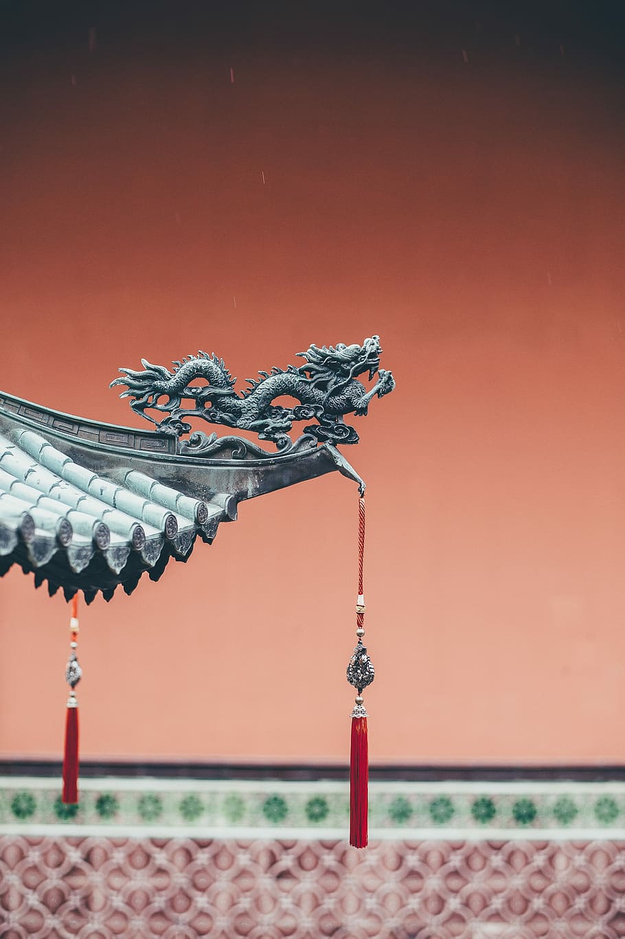 red tassel, wyrn dragon figurine, architecture, building, statue, HD wallpaper