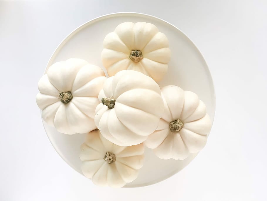 five garlics, pumpkin, decor, white plate, bright, cut out HD wallpaper