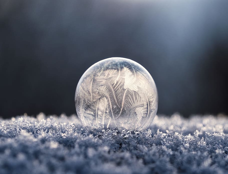 focus photo of round clear glass bowl, shallow photography of clear glass ball, HD wallpaper