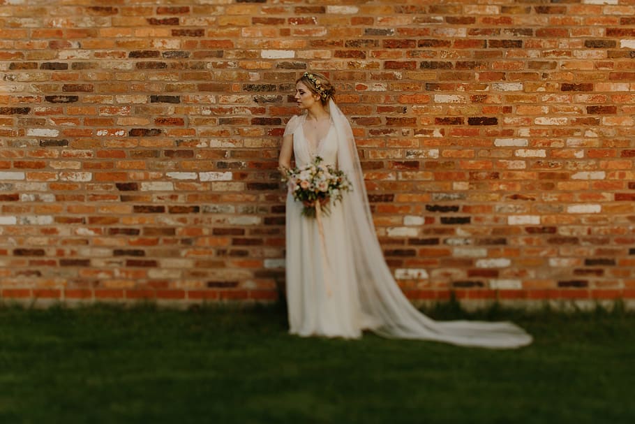 woman in white wedding gown holding bouquet of flowers, red, elegance HD wallpaper