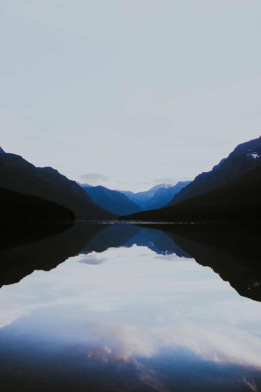 silhouette of mountains near body of water, landscape photo of body of water under white sky HD wallpaper