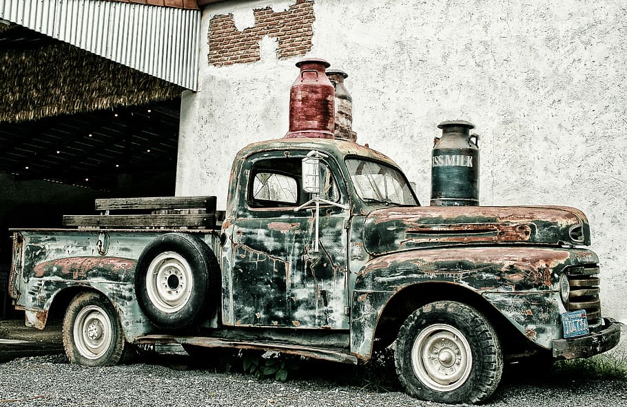 black and brown rusted classic pickup truck park near gray wall with thee assorted-color milk churns on top photo taken during daytime, HD wallpaper