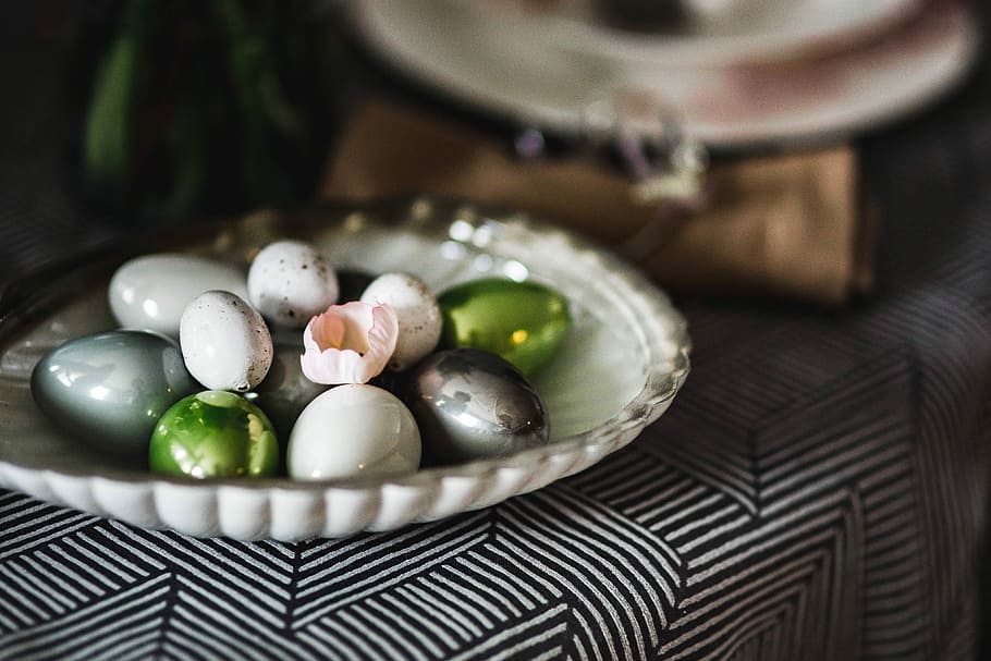 Round dinner table decorated with easter motifs, grey, holidays HD wallpaper