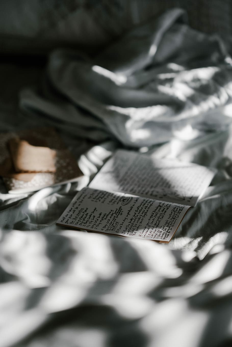 Handwriting in notebook, open book on grey textile, bed, recipe HD wallpaper