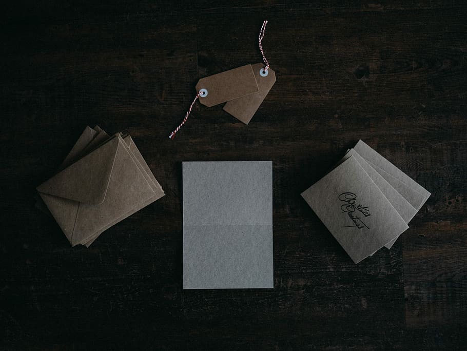 Christmas cards and tags, white and brown envelope papers and tags HD wallpaper