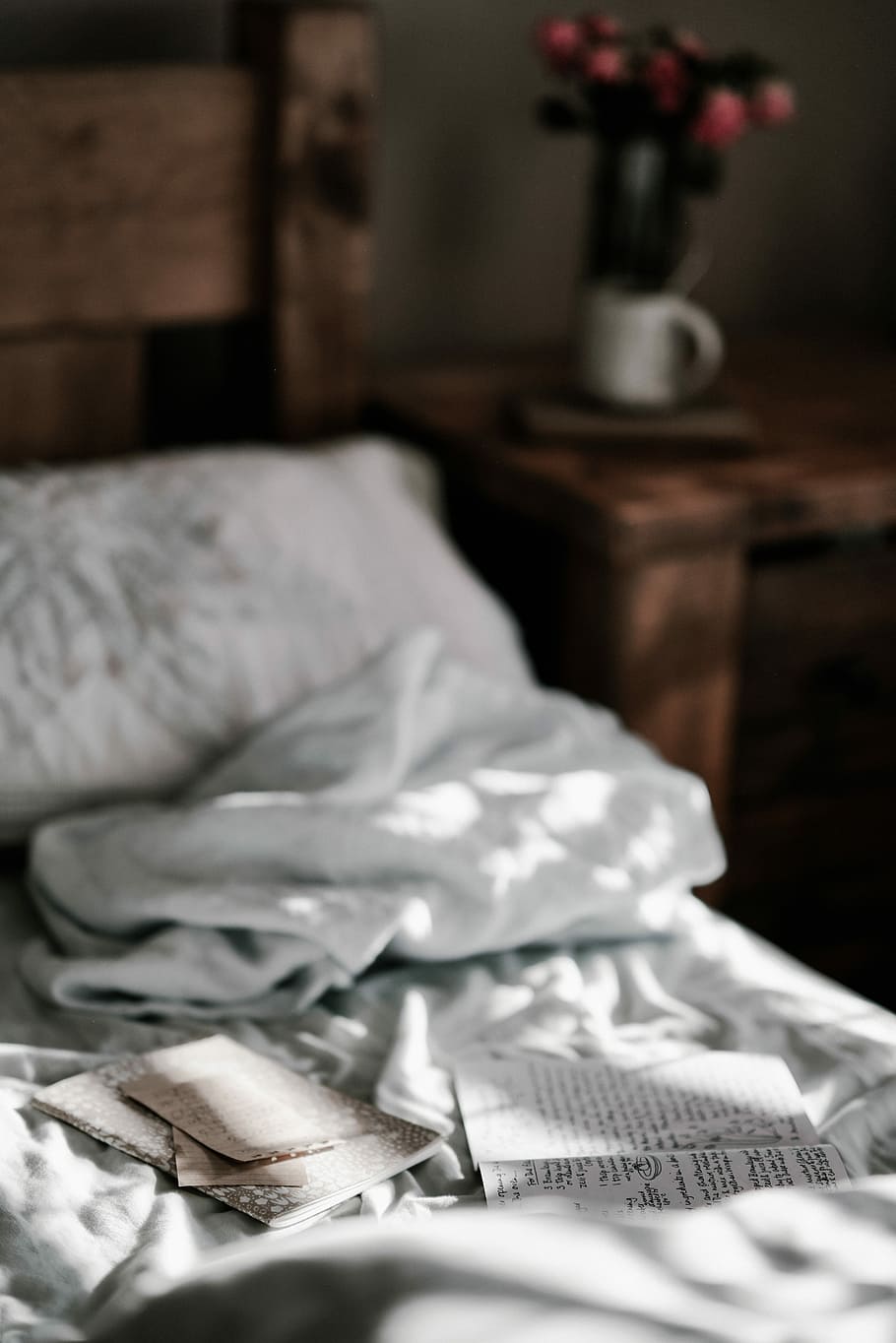 books on bed, selective focus photo of opened book on top of bed HD wallpaper
