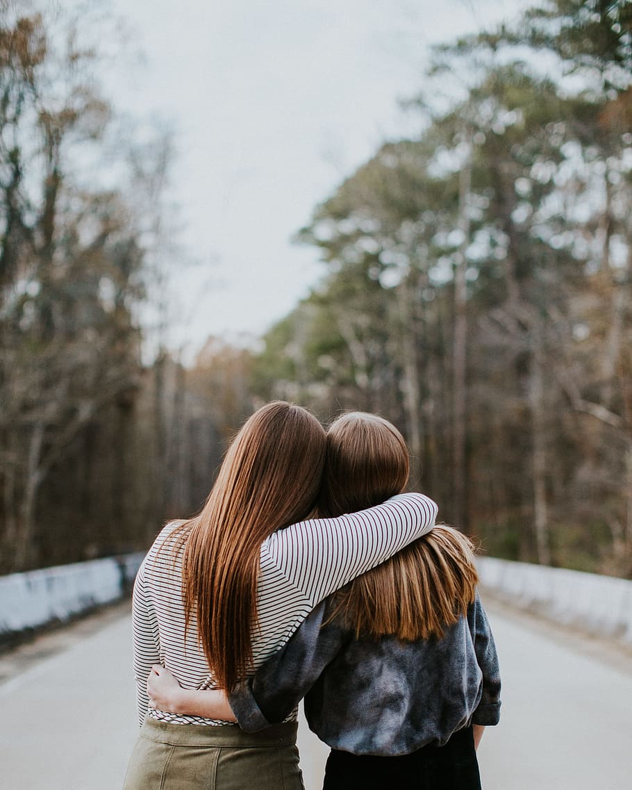 shallow focus of two woman back view, outdoors, women, winter HD wallpaper