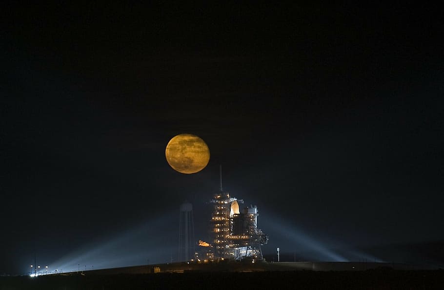 full moon over building, space shuttle, night, endeavour, pre-flight, HD wallpaper