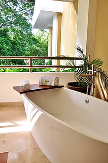 white bathtub beside linear leafed plant, Jacuzzi, Hotel, Relaxation HD wallpaper