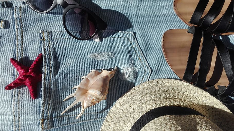 sconce shell beside straw hat and black sandals on denim apparel HD wallpaper
