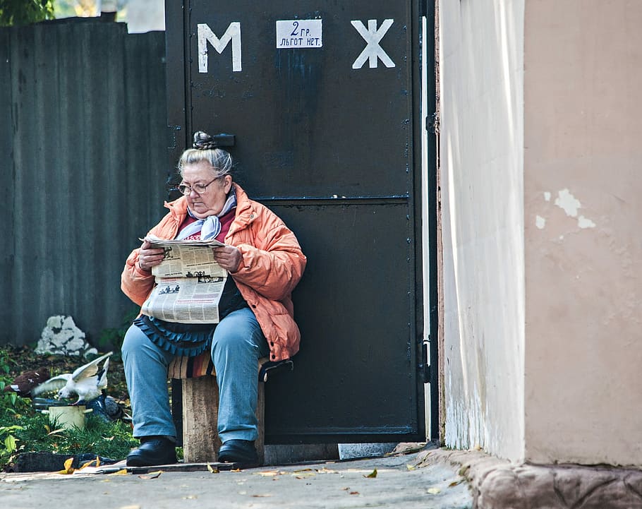 pastern, wc, reads, newspaper, one person, adult, full length HD wallpaper