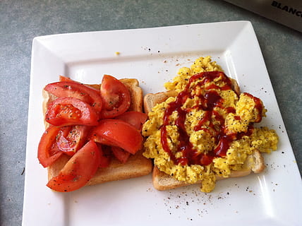 scrambled eggs, breakfast, plate, brunch, toasts, meal, tomatoes HD wallpaper