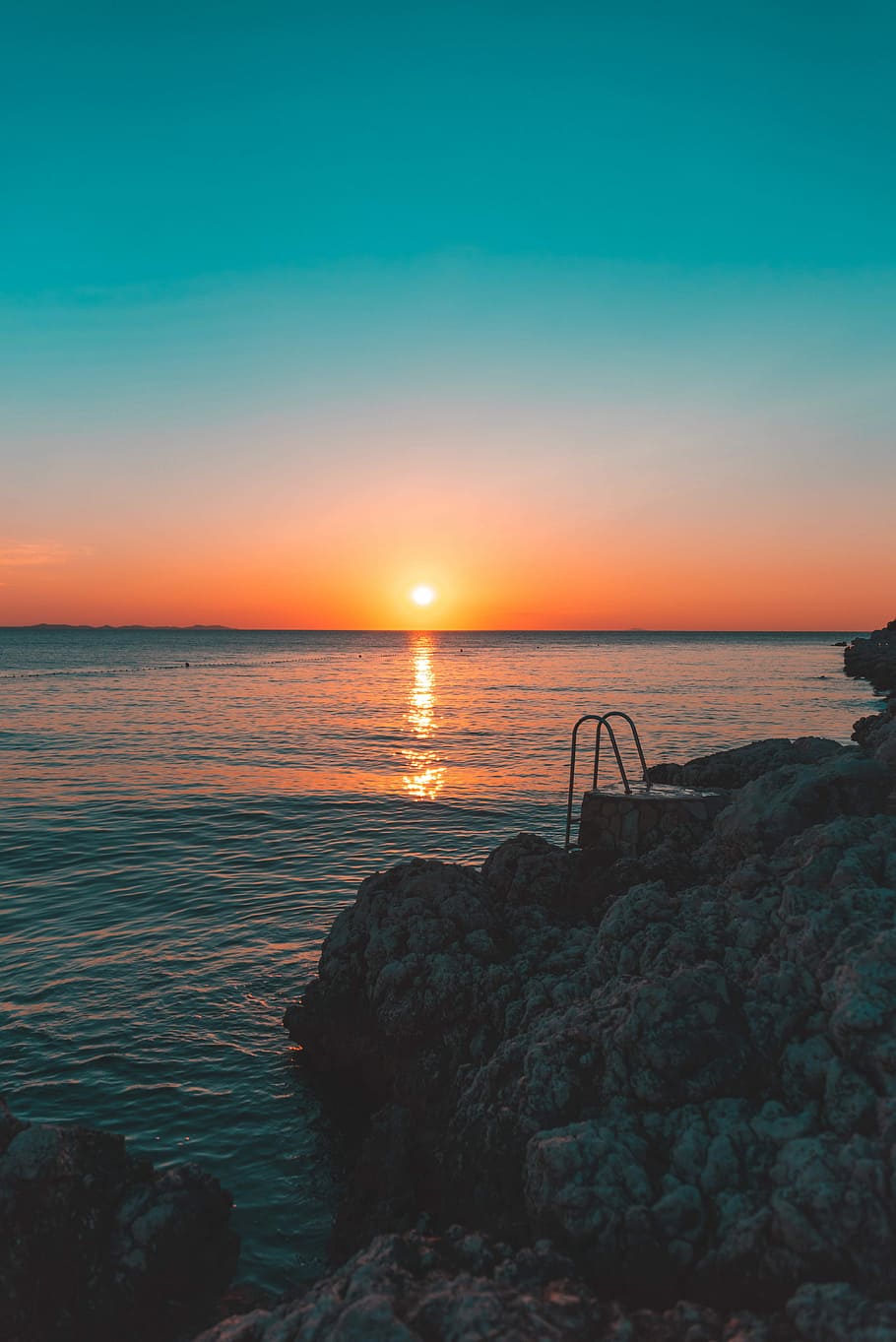 seashore under green sky during golden hour, body of water photo HD wallpaper