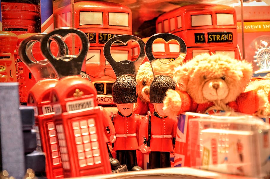 Brown Teddy Bear Near Red Miniature Telephone Booth, buses, close -up HD wallpaper