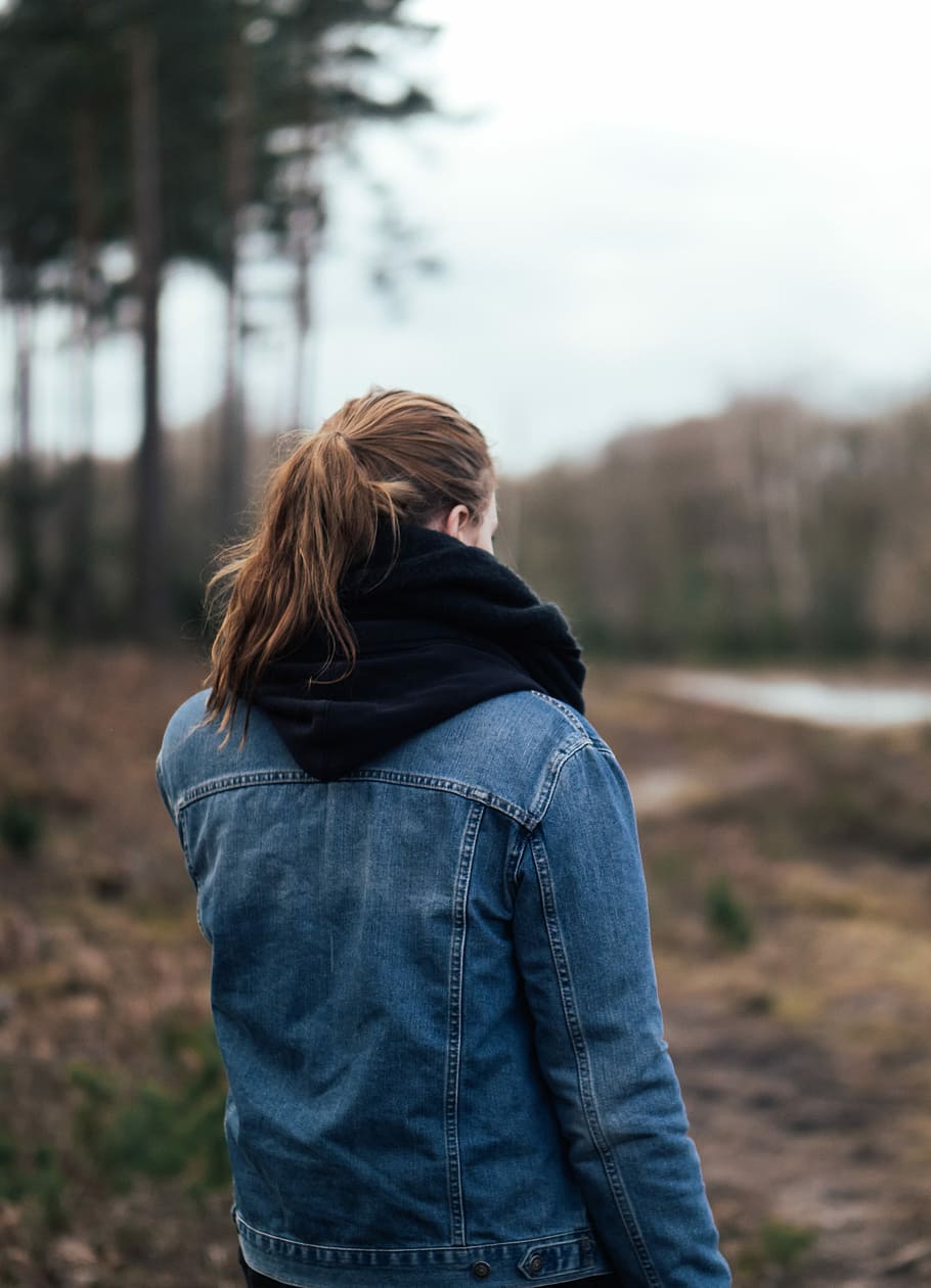 woman in blue denim jacket, woman wearing blue denim jacket standing outdoor HD wallpaper