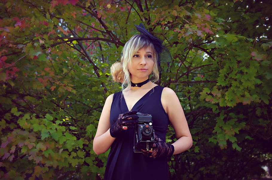 woman holding black camera near tree, hat, retro, shawl, park HD wallpaper