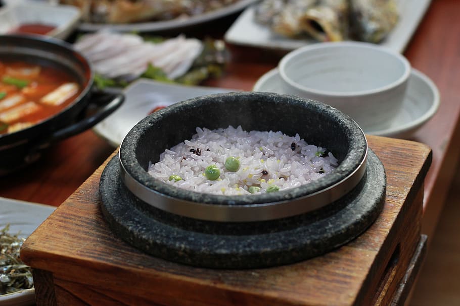 cooked rice in black bowl near white ceramic bowl, seonhong, so, HD wallpaper