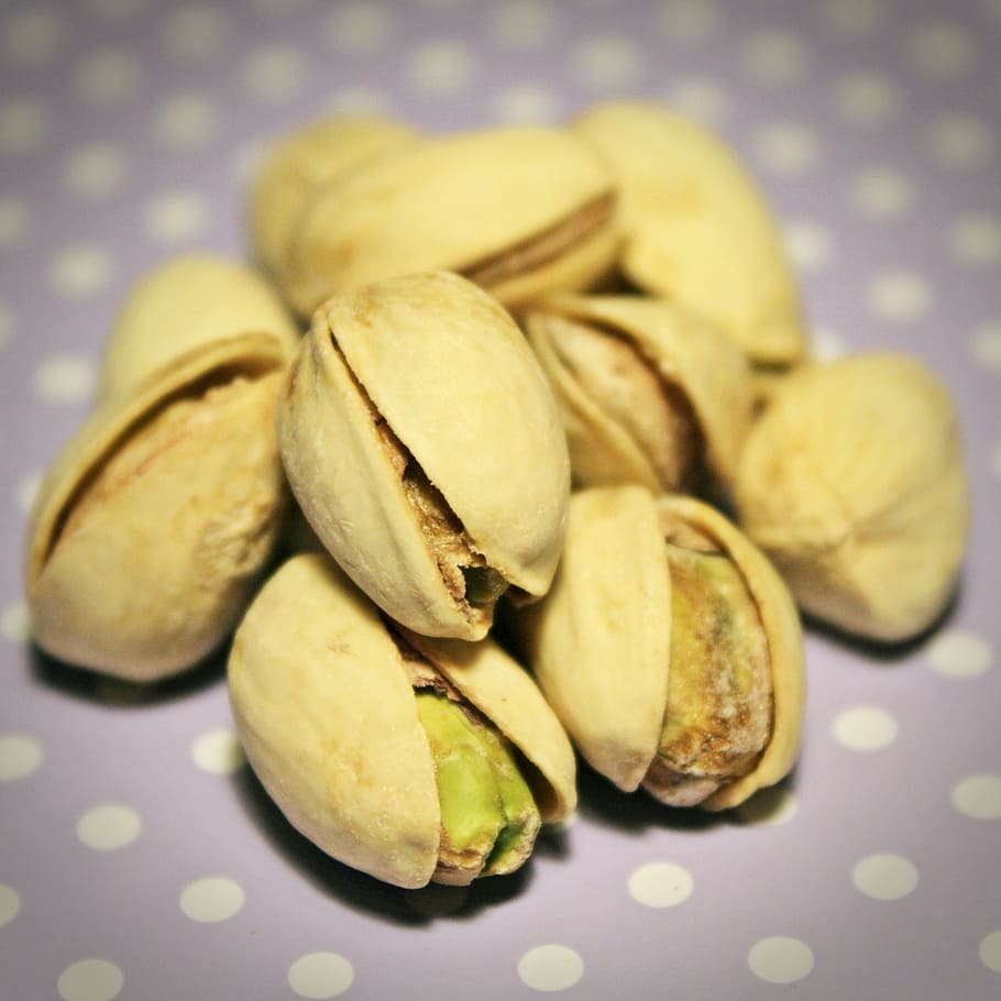 shallow focus of pistachio nuts, pistachios, snack, nutshells HD wallpaper