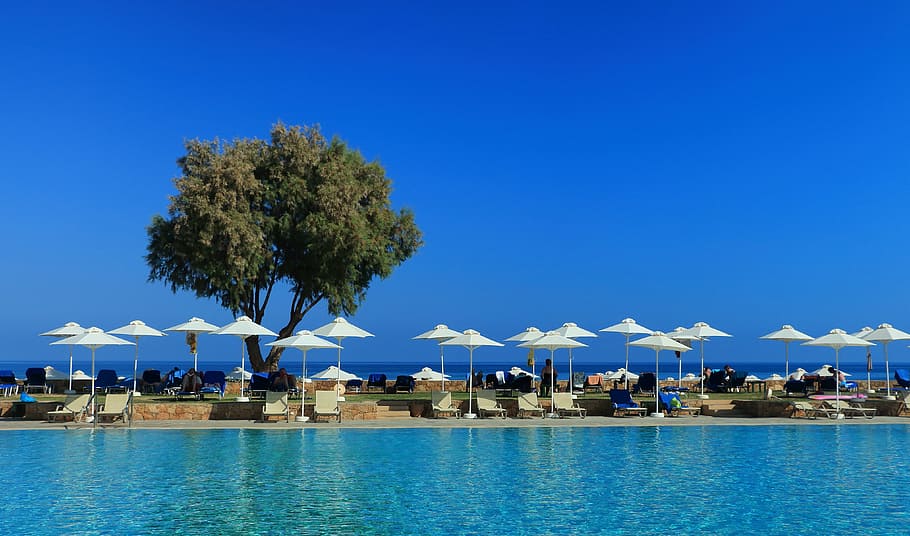 pool, beach, sea, blue sky, holiday, parasols, water, tree HD wallpaper