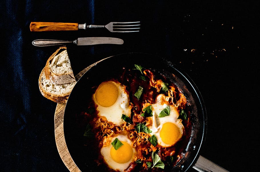 three fried eggs, three cooked eggs on frying pan, Shakshuka, HD wallpaper