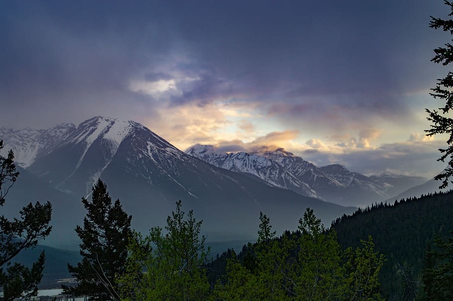 snow cap mountain near forest during daytime, photo, brown HD wallpaper
