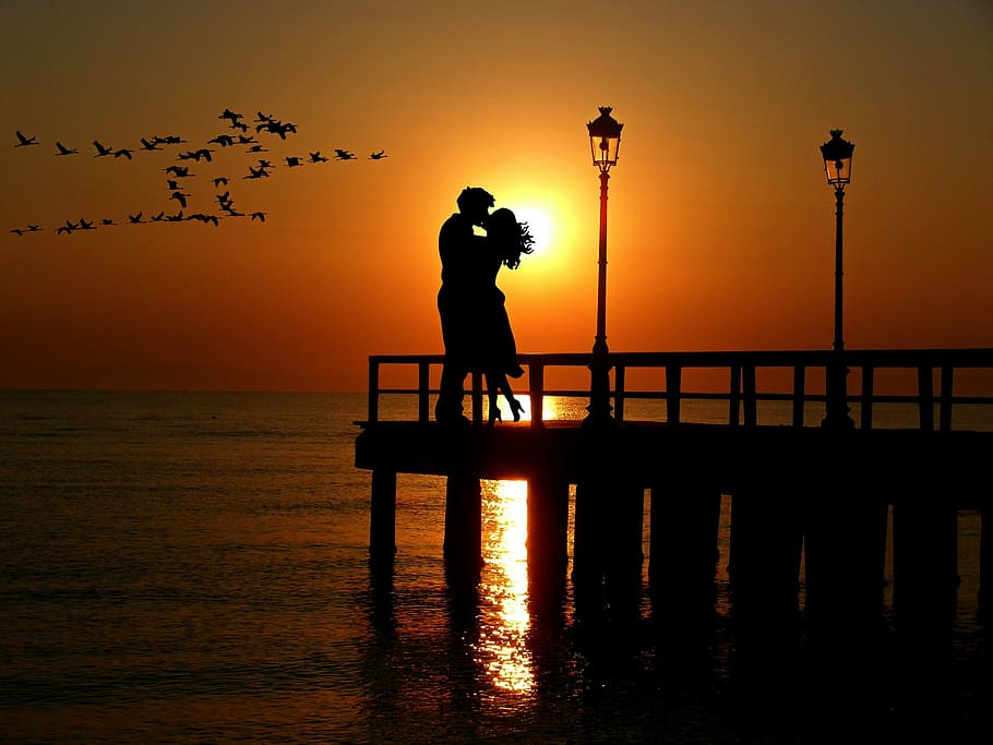 silhouette of man and woman, lovers, sunset, romance, abendstimmung