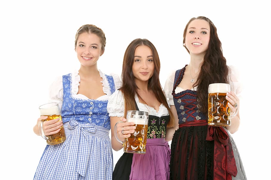 three women wearing dresses standing while folding glass tankards filled with beers, HD wallpaper