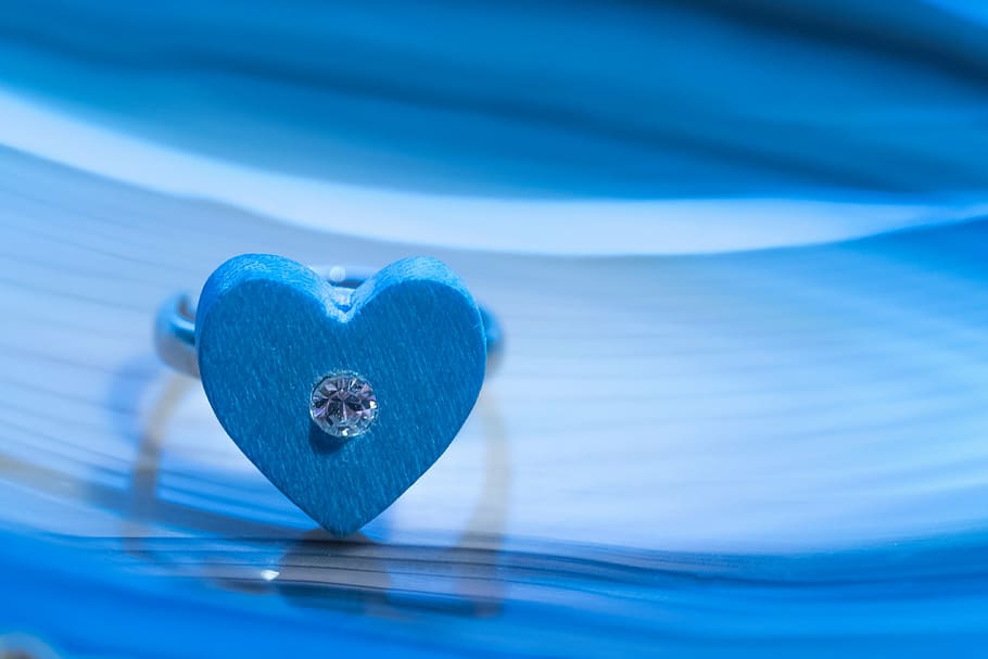 heart-shaped blue clear gemstone ring, heart ring, wedding ring HD wallpaper