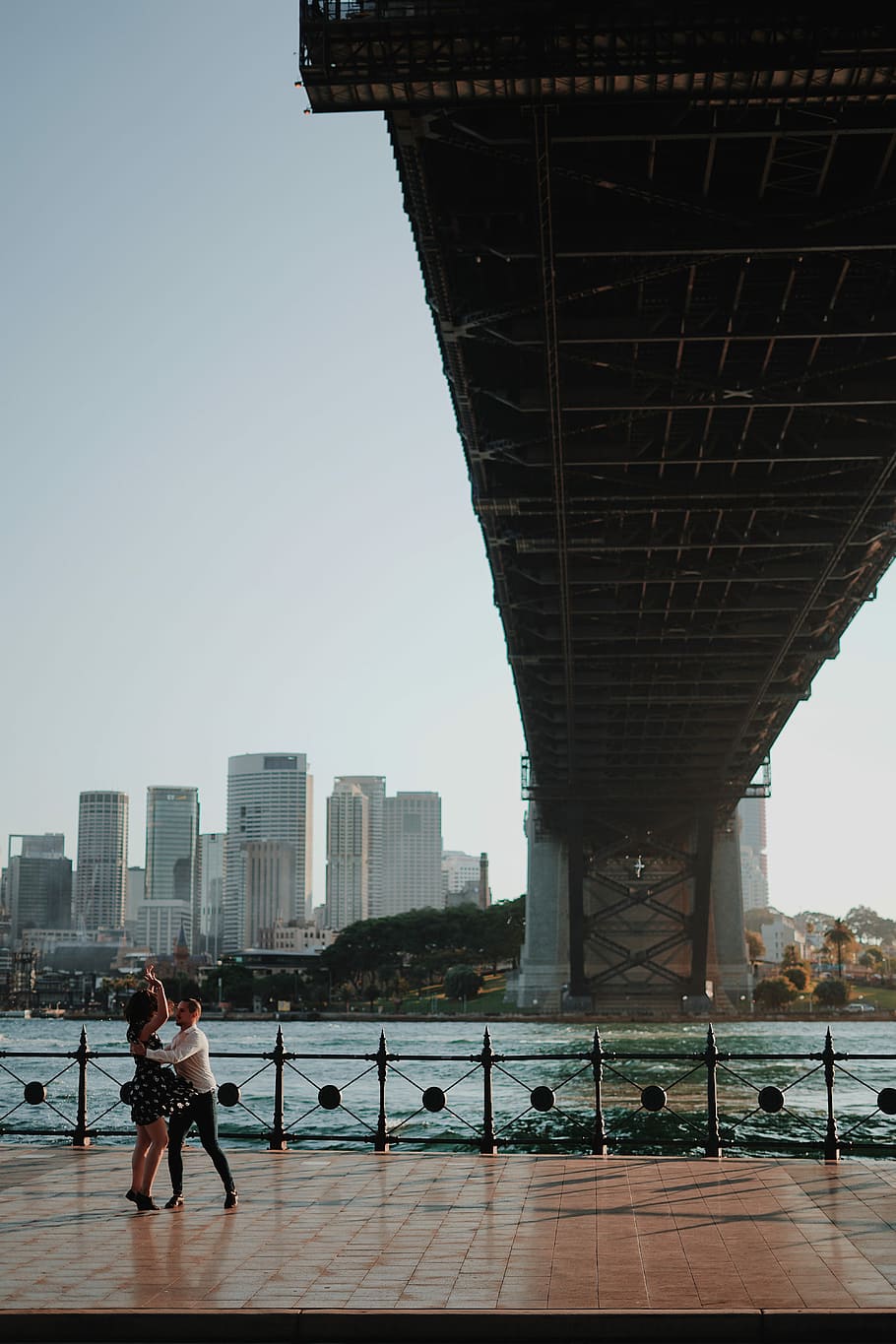 two people under bridge, man and woman under bridge, building HD wallpaper