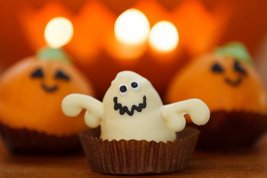 ghost cupcake closeup photography, sweet, food, halloween, dessert, HD wallpaper