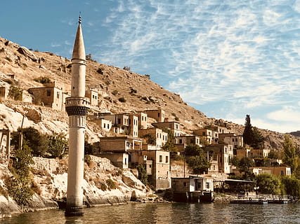 Şanlıurfa Batık Şehir, brown concrete buildings beside bay HD wallpaper