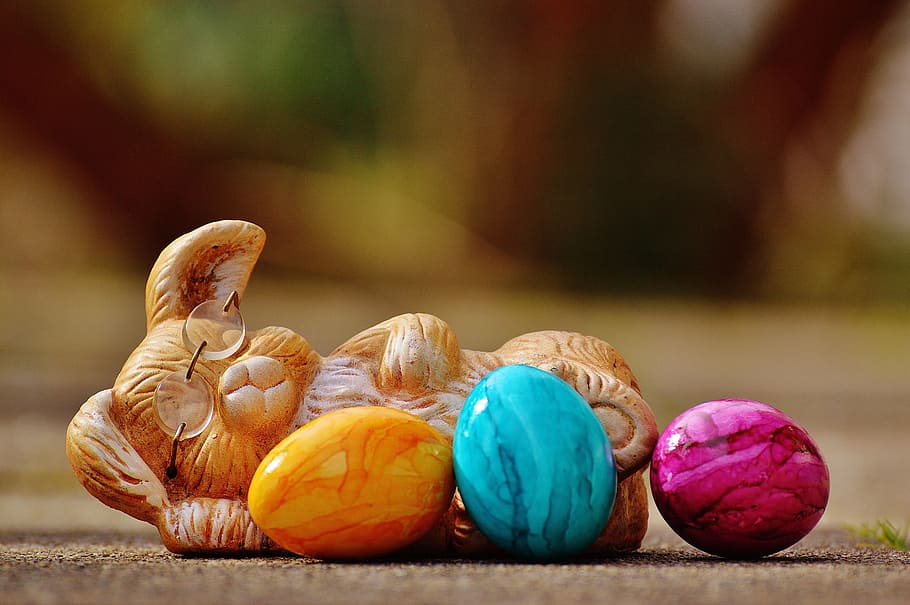 beige bunny figurine with three gemstones, brown bunny, yellow, blue HD wallpaper
