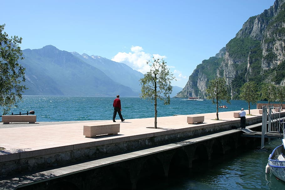 Italy, Garda, Web, Man, Run, Walkers, tourist, port, mountain HD wallpaper