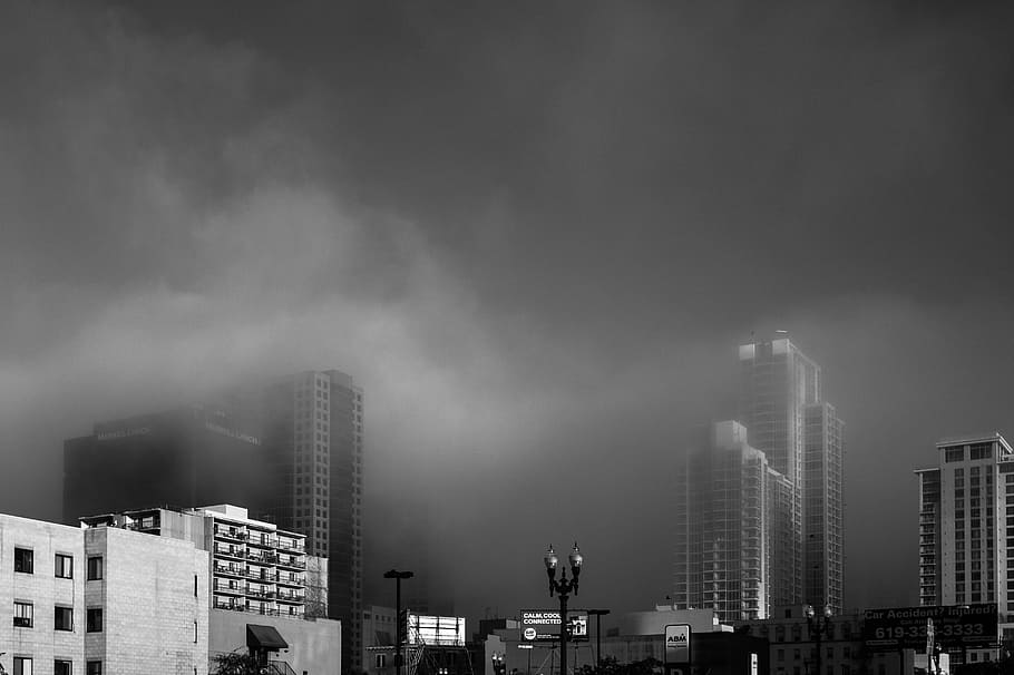 foggy, cloudy, clouds, skyline, city, black and white, architecture HD wallpaper