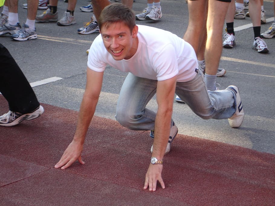 man in white t-shirt at daytime, start, racing start, race HD wallpaper