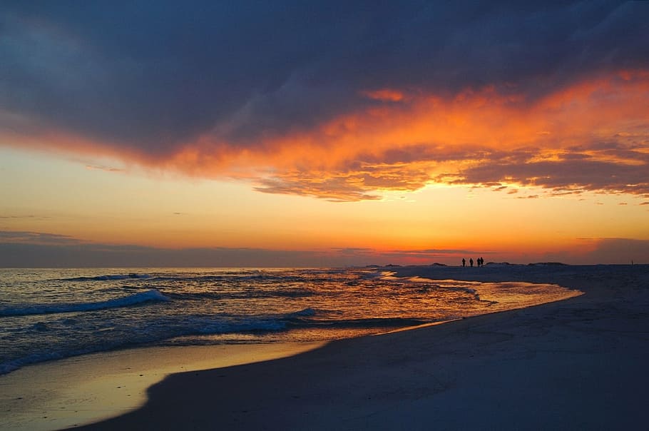 people walking in the shore, sunset, coastline, beach, sand HD wallpaper