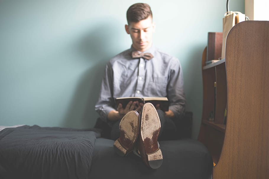 man wearing gray dress shirt reading book, man reading a book HD wallpaper