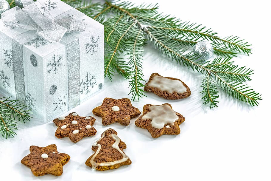 five assorted-shape baked cookies near white gift box, christmas, HD wallpaper