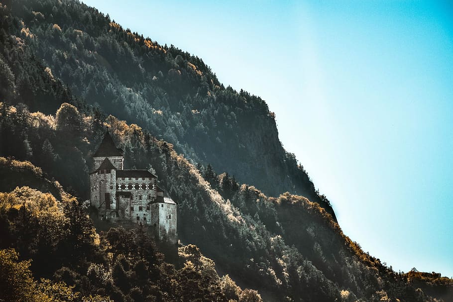 white concrete mansion on mountain under blue calm sky, gray concrete castle on hill HD wallpaper