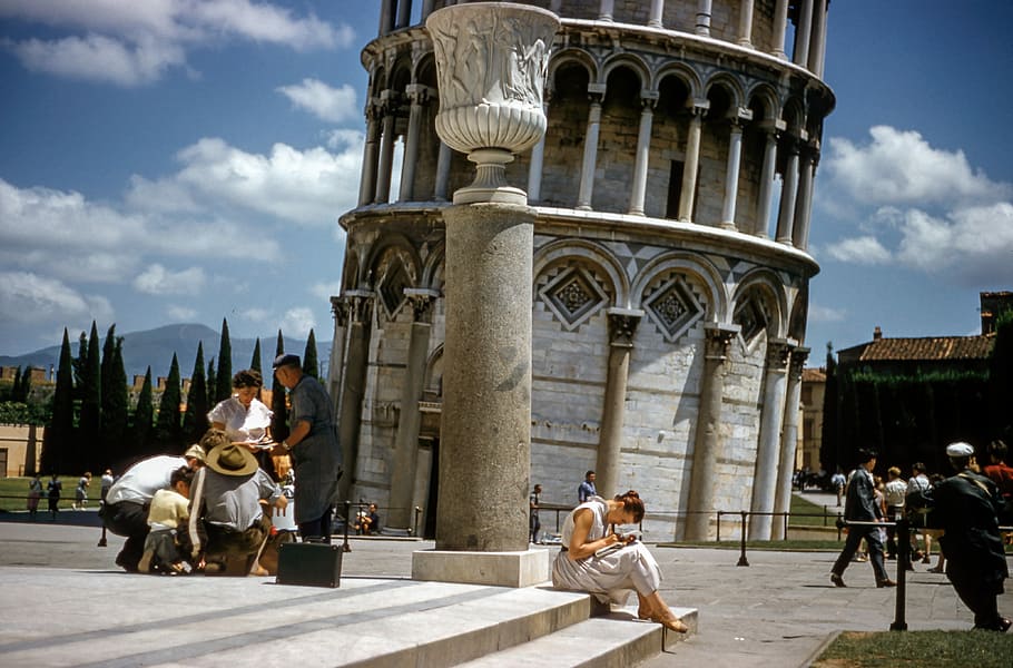 Leaning Tower of Piza, Italy, group of people near Leaning Tower of Pisa