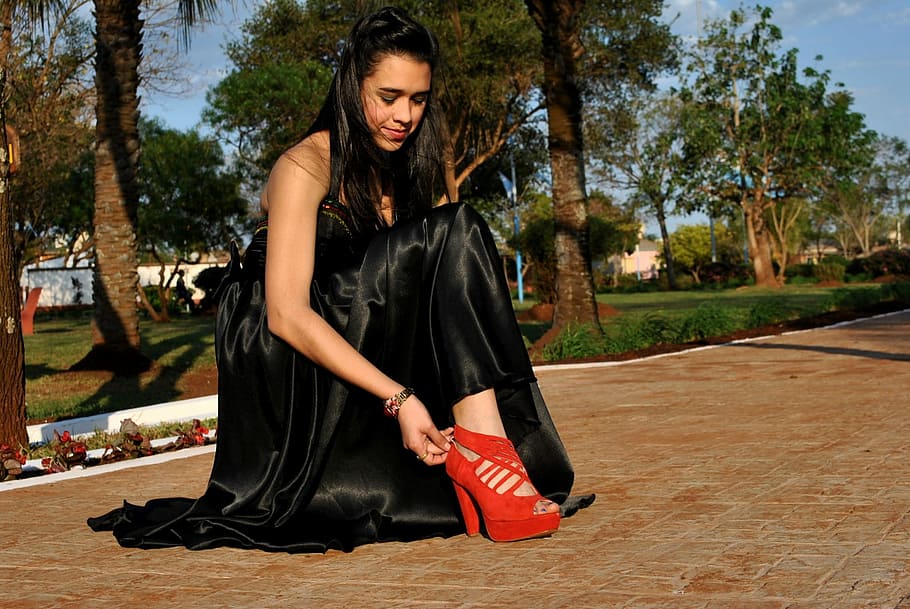 Black dress with red shoes – JacquardFlower