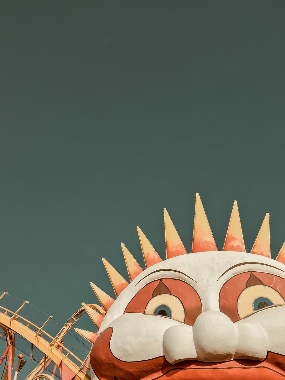 white and brown clown statue, close up photo of white and orange clown themed park HD wallpaper