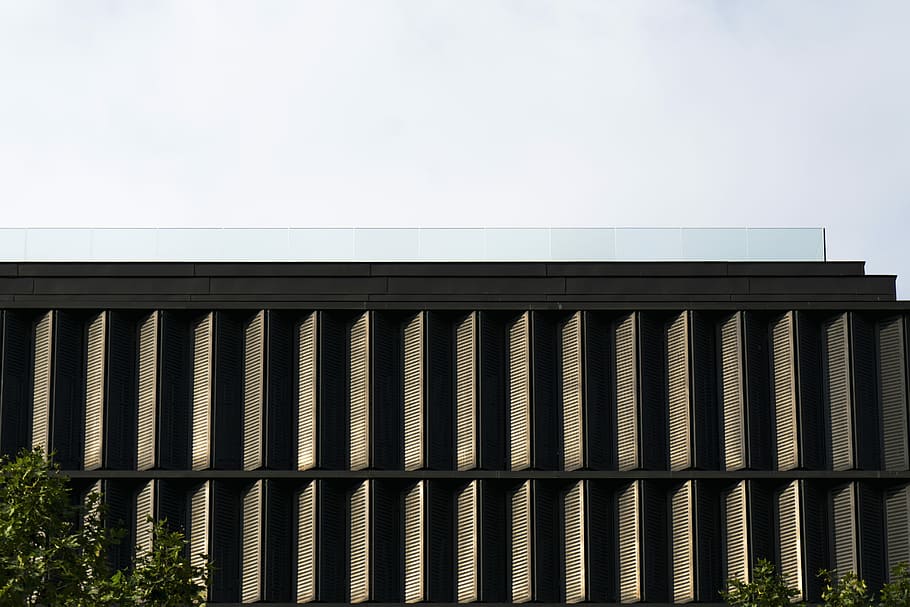 photo of black metal gate during daytime, brown concrete building, HD wallpaper